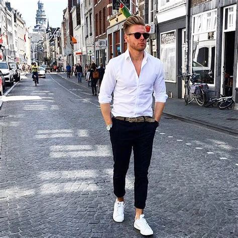 outfit tenis blancos hombre